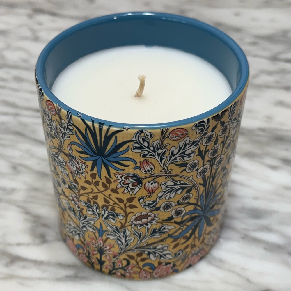 Morris & Co, 15 oz Candle in Ceramic Jar with Wooden Lid, Classic Amber Scent - Picture 5 of 6